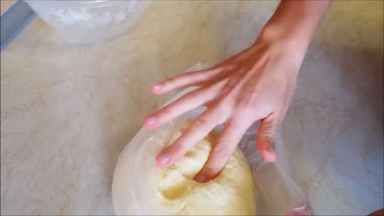 Para preparar pasteles con requesón, ponga la masa en una bolsa