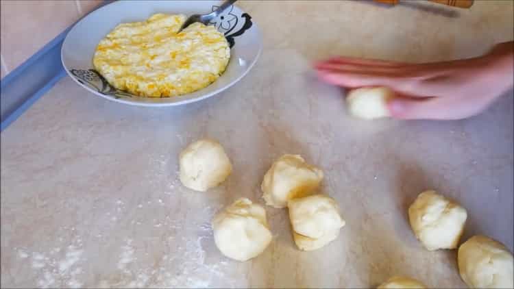 Upang makagawa ng mga shortcut na may cottage cheese, gumawa ng mga piraso ng kuwarta