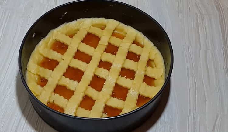 To make a shortbread cake with jam, grease the workpiece