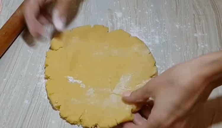 Abaisser la pâte pour faire un gâteau avec de la confiture