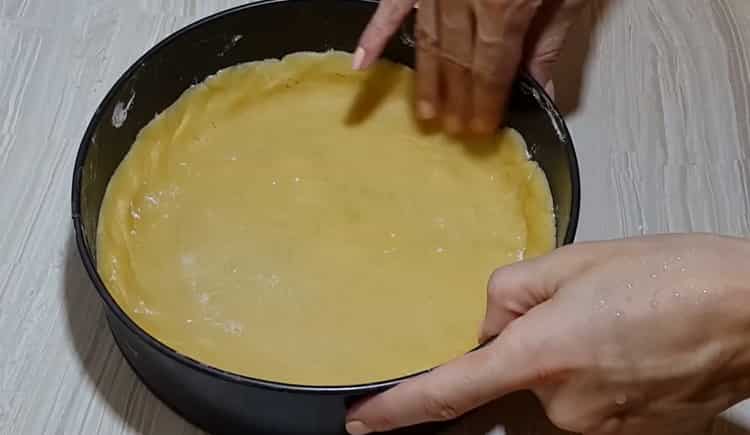 Para hacer un pastel con mermelada, pon la masa en el molde