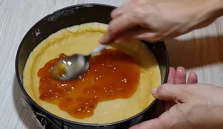 Pour préparer un gâteau sablé avec de la confiture, mettez la garniture sur la pâte