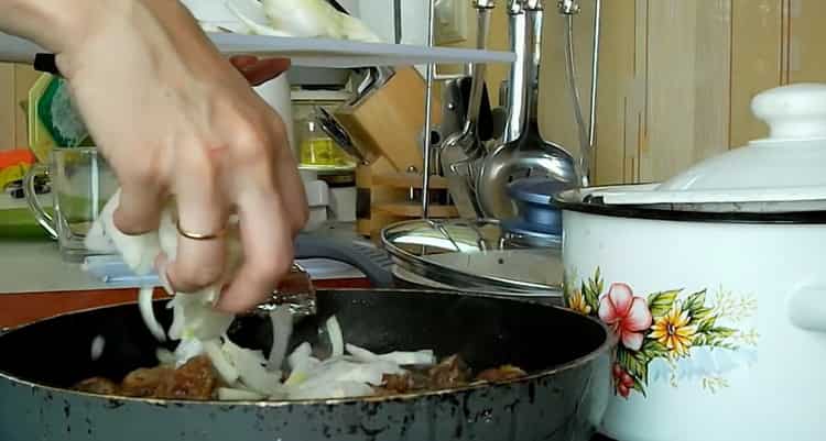 Pour préparer le foie de poulet frit avec des oignons, faites frire tous les ingrédients