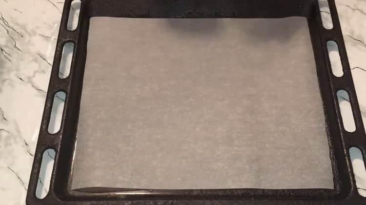 Da biste napravili kolačiće bez brašna, prekrijte tavu papirom
