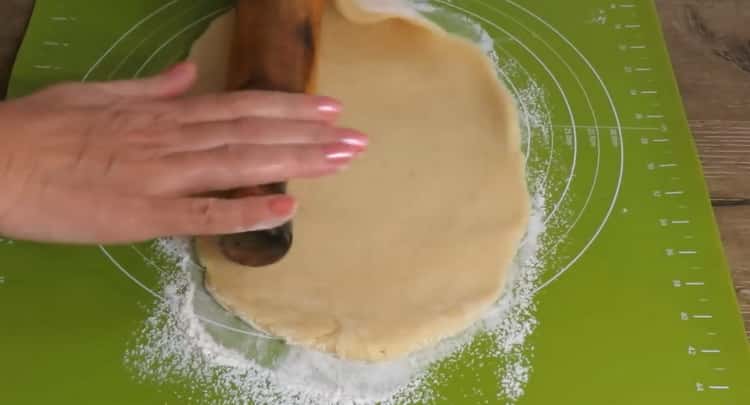 Pour faire des biscuits au ghat, déroulez la pâte