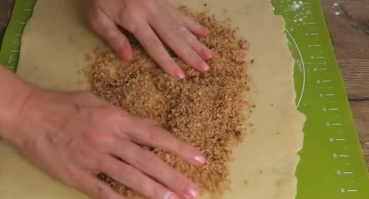 Para preparar galletas ghat, ponga el relleno sobre la masa.