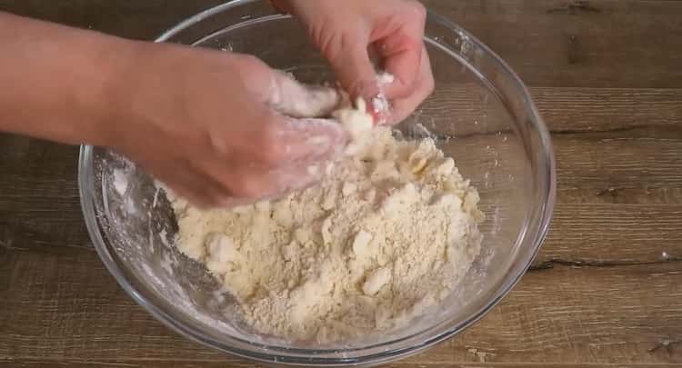 Para hacer galletas ghat, muele la harina y la mantequilla