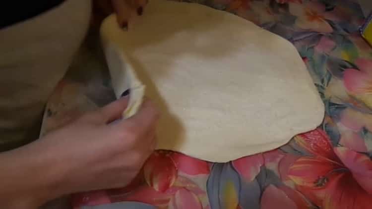 Da biste napravili domaće kolačiće na margarinu, razvaljajte tijesto