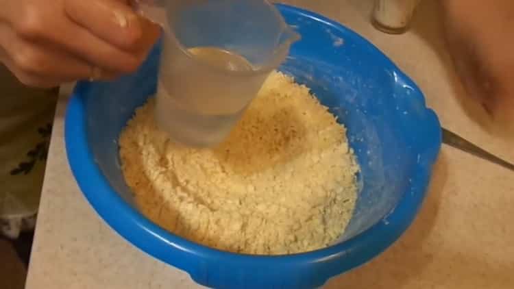 Norėdami gaminti naminius sausainius ant margarino, įpilkite vandens