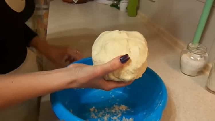 Pour faire des biscuits maison sur de la margarine, pétrir la pâte