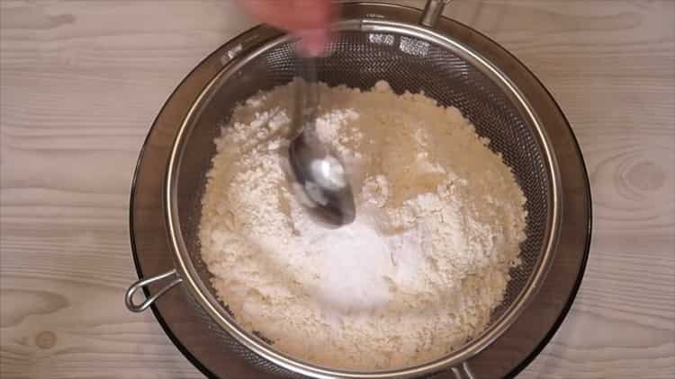 Selon la recette pour faire des biscuits faits maison, tamiser la farine
