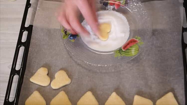Da biste napravili domaće kolačiće, umočite tijesto u kalup.