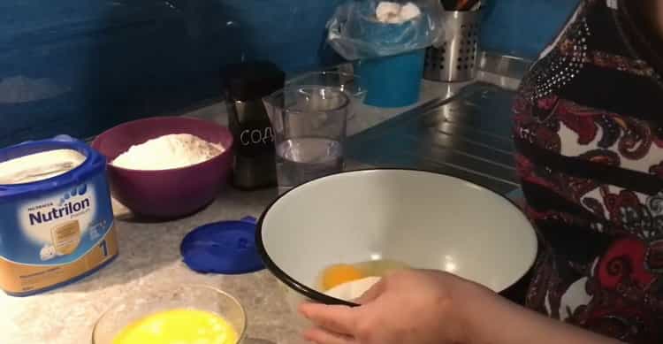 Para hacer galletas de una mezcla para bebés, mezcle los ingredientes