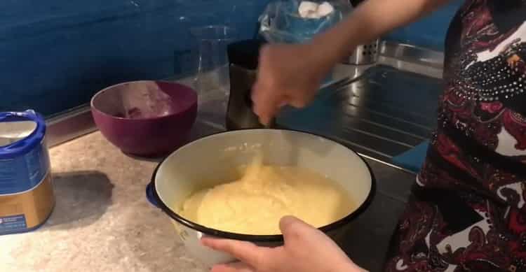 Para hacer galletas de fórmula infantil, agregue mantequilla