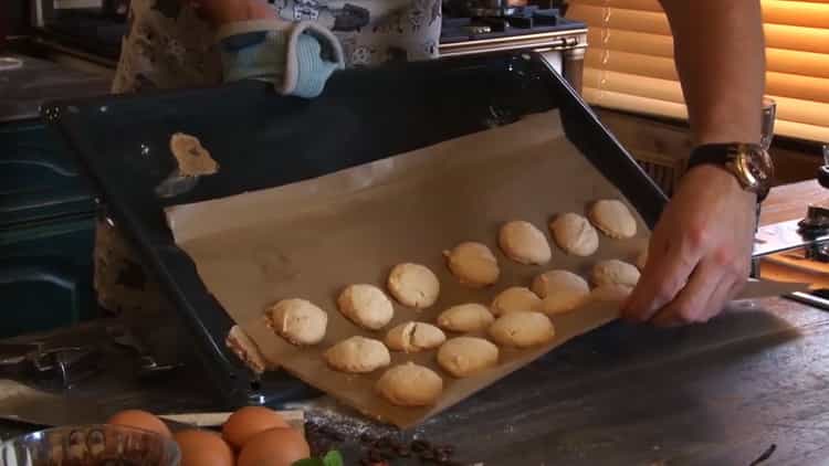 Pour la préparation de biscuits à base de farine de médaille. allumer le four