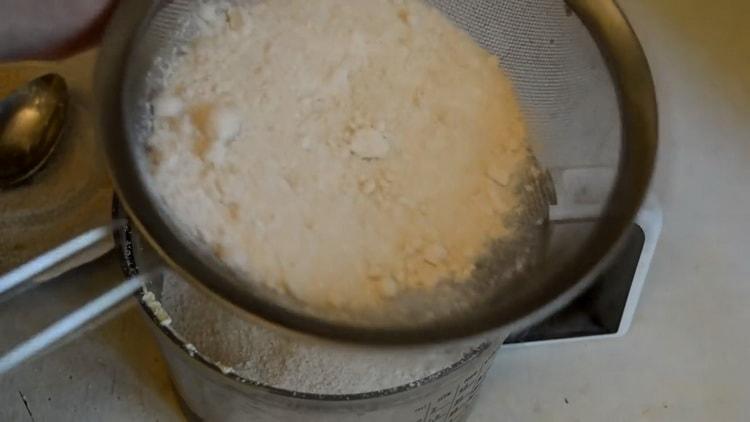 Para hacer galletas de avena, tamice la harina