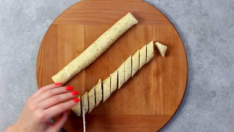 Para hacer galletas con queso procesado, enrolle un rollo de masa