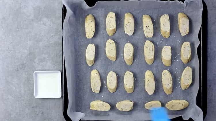 Pour faire des biscuits à partir de fromage fondu, préchauffez le four