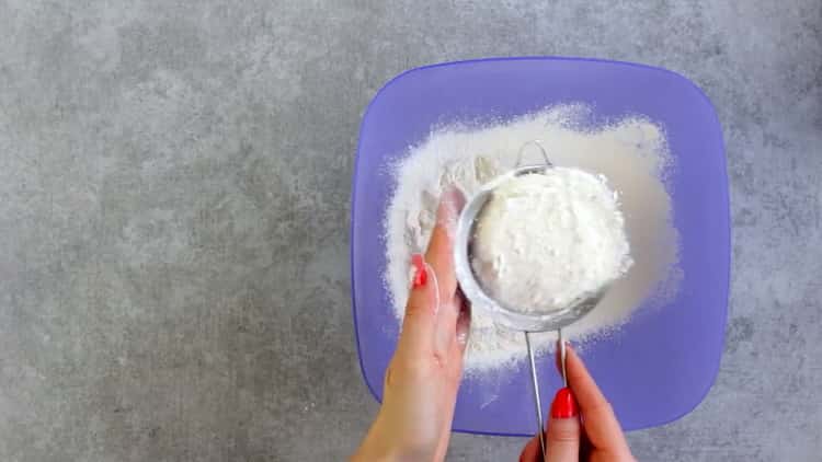 Tamiser la farine pour faire des biscuits à partir de fromage fondu