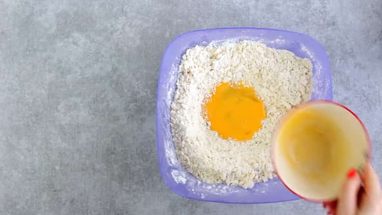 Pour faire des biscuits à partir de fromage fondu, préparez la pâte