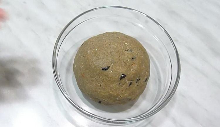 Bereid het deeg om koekjes van roggemeel te maken
