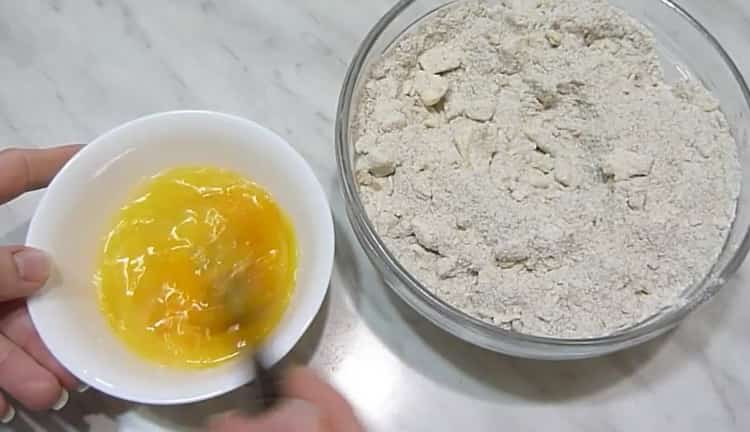 Klop boter om koekjes van roggemeel te maken