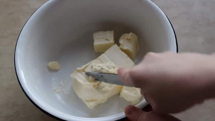 Para hacer galletas de harina de arroz, prepare la mantequilla.