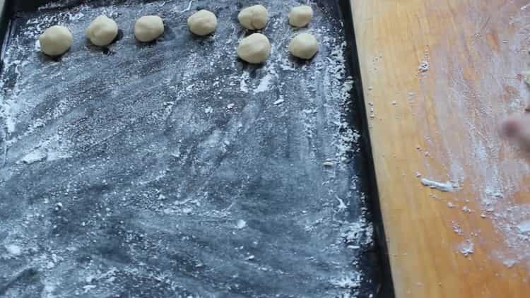 Ruede las bolas para hacer galletas de harina de arroz.