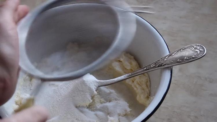 Para hacer galletas de harina de arroz, agregue harina