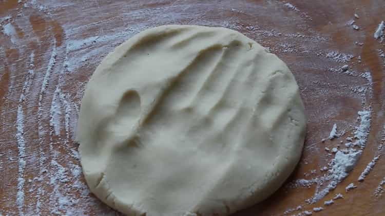 Amasar la masa para hacer galletas de harina de arroz.