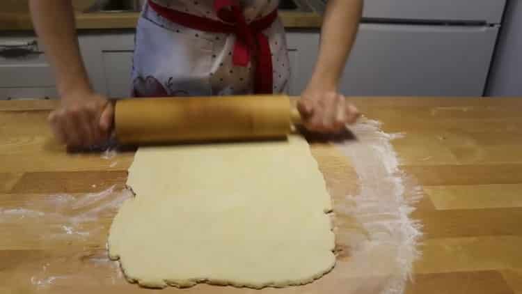 Da biste napravili kolačiće od lisnatog tijesta bez kvasca, razvaljajte tijesto