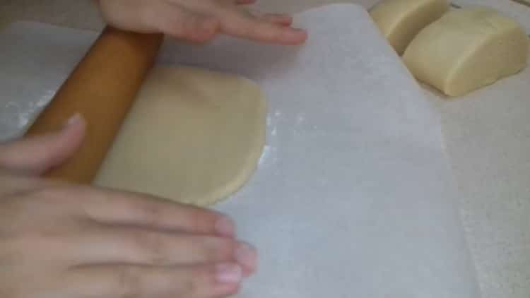 Da biste napravili kekse od sira bez maslaca i margarina, razvaljajte tijesto