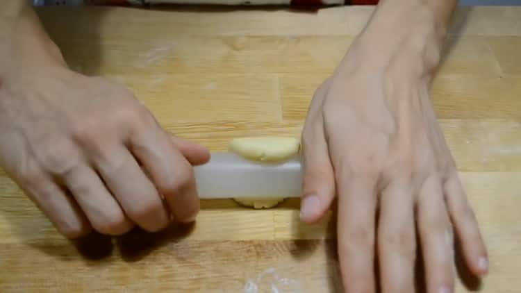 Da biste napravili kolačiće od skute i kiselog vrhnja, razvaljajte tijesto