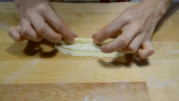 Para hacer galletas con requesón y crema agria, ponga el relleno sobre la masa