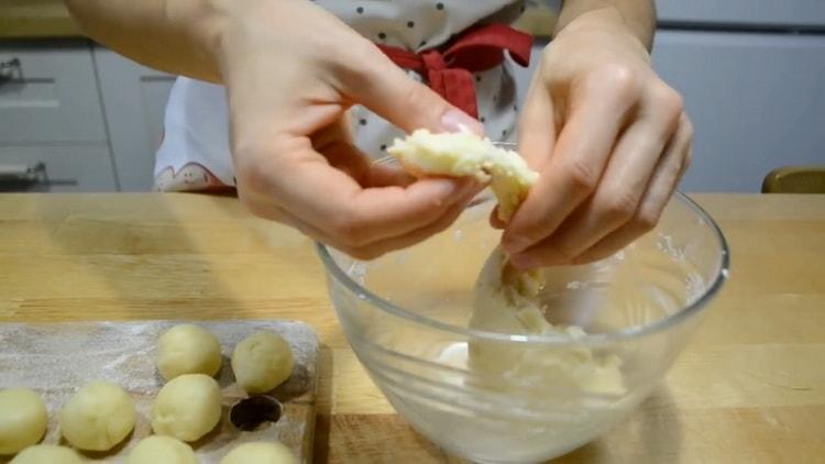 Forme galletas para hacer galletas de requesón y crema agria