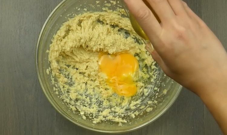 Da biste napravili kolače od đumbira sa cimetom, pomiješajte sastojke.