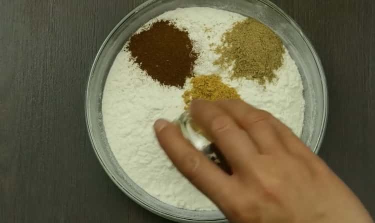 Kombinirajte suhe sastojke kako biste napravili kolače od đumbira s cimetom