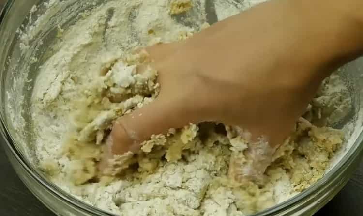 Da biste napravili kolače od đumbira sa cimetom, pomiješajte sastojke.