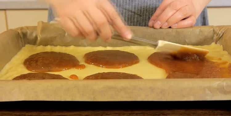 Pour faire des biscuits karakum, étalez la pâte avec de la confiture