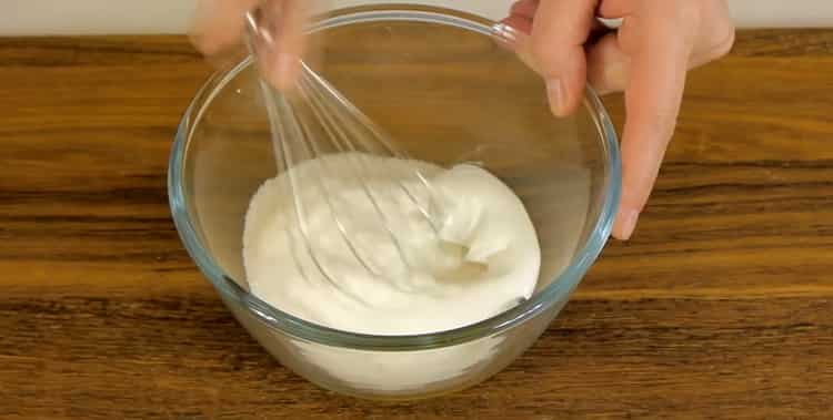 Para hacer galletas karakum, bata la crema agria