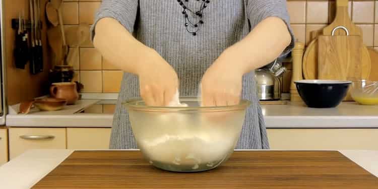 Para hacer galletas karakum, mezcle los ingredientes.