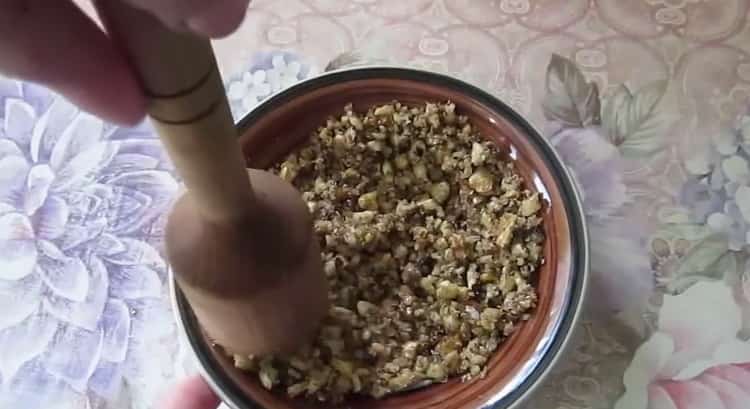 Couper les noix pour faire des biscuits à la pomme de terre