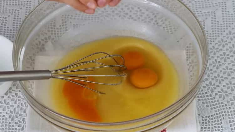 Pour faire des biscuits pendant une minute, battez les œufs