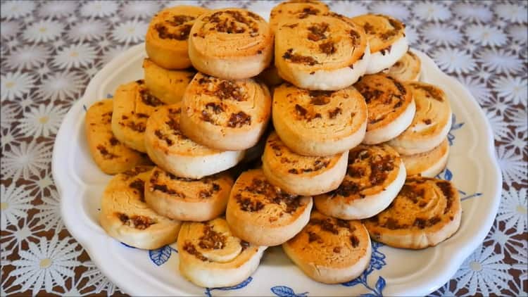 Cookies på æggeblommer ifølge en trinvis opskrift med foto