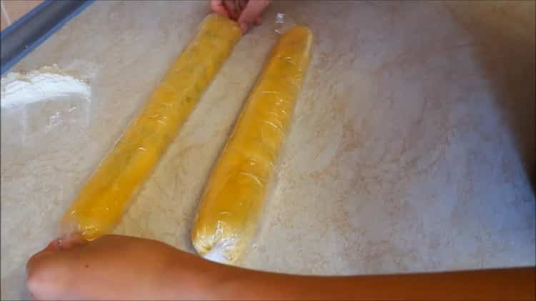 Para hacer galletas en las yemas, ponga el rollo en el refrigerador.