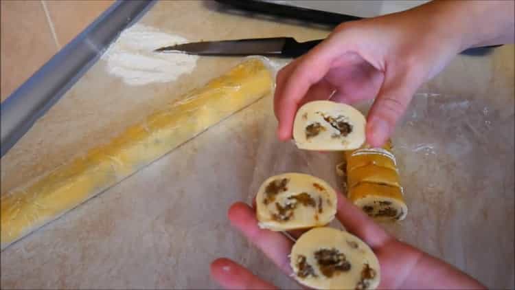 Da biste napravili kolačiće na žumanjcima, izrežite rolat