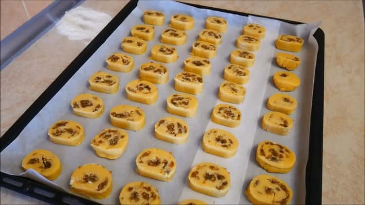 Para preparar galletas en las yemas, precaliente el horno.