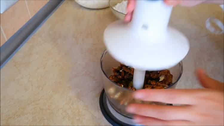For at tilberede cookies på æggeblommerne, slib ingredienserne