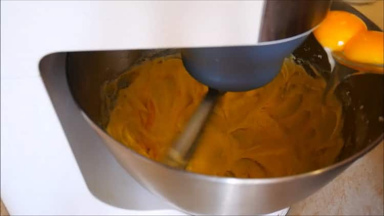 To make cookies on the yolks, add the yolks