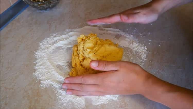 Para hacer galletas en las yemas, amase la masa.